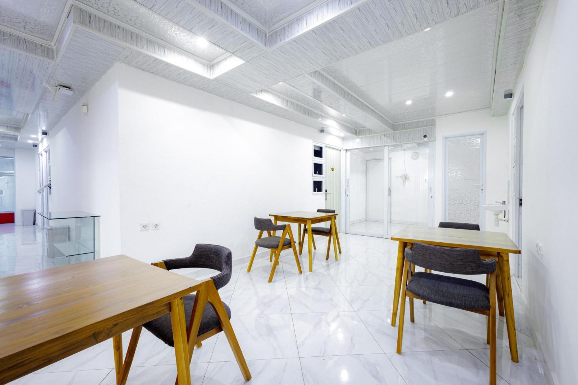 Urbanview Hotel Kota Tua ジャカルタ エクステリア 写真